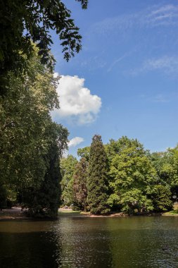 Almanya, Köln 'deki Volksgarten Park' ta güzel bir park sahnesi