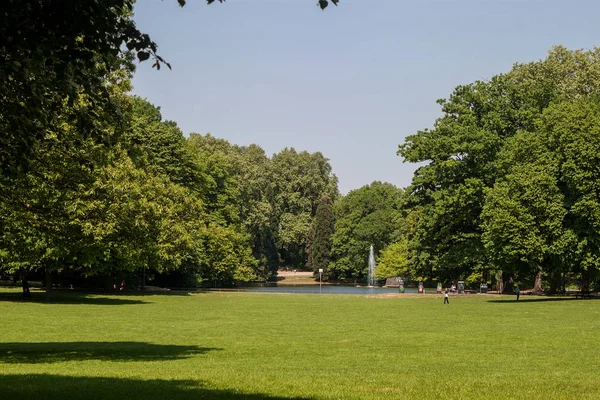 Almanya, Köln 'deki Volksgarten Park' ta güzel bir park sahnesi