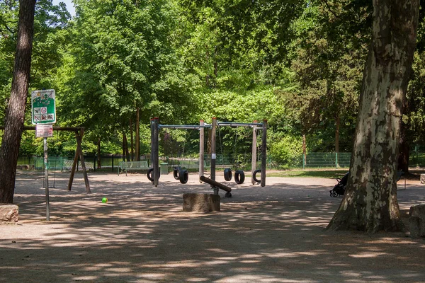 Imagen Los Niños Columpio Parque Verde — Foto de Stock