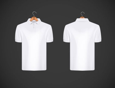 Erkekler ince yapılı dar kısa kollu polo gömleği. Marka için ahşap askı izole mock-up tasarım şablonu ile beyaz polo gömlek.