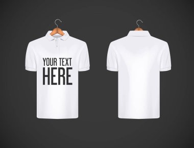 Erkekler ince yapılı dar kısa kollu polo gömleği ile yazı reklam için. Marka için ahşap askı izole mock-up tasarım şablonu ile beyaz polo gömlek.