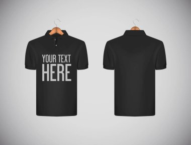 Erkekler ince yapılı dar kısa kollu polo gömleği ile yazı reklam için. Ahşap askı mock-up Tasarım şablonunda marka için siyah polo gömlek.