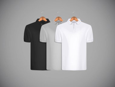 Erkekler ince yapılı dar kısa kollu polo gömleği reklam için. Siyah, gri ve beyaz polo gömlek koleksiyonu ile marka ahşap askı izole mock-up tasarım şablonu.