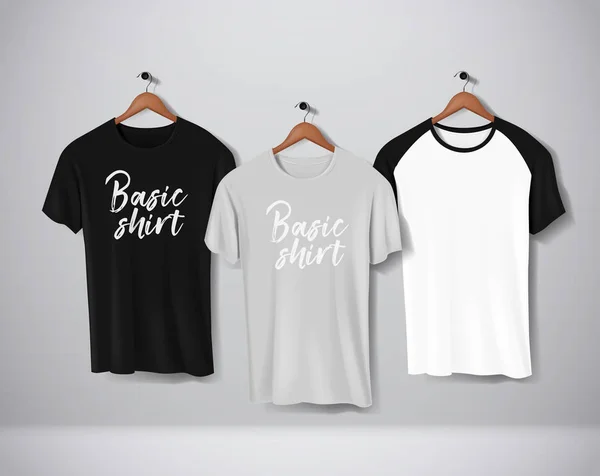Shirts Mit Einfachen Und Kurzärmeligen Baseballkleidung Hängen Isoliert Der Wand — Stockvektor