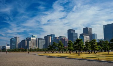 Tokyo, Japonya, 4 Kasım 2017 - modern binaların ve ofisteki Chiyoda merkezi Tokyo, Imperial Palace dış Gardens gördüm
