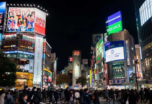 Tokyo, Japonya, 16 Kasım 2017 - Tokyo gece. Ünlü Shibuya Crossing, dünyanın en yoğun kavşak