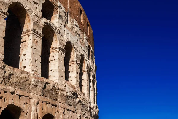 Colosseum Monumentala Arkader Med Blå Himmel Och Kopia Utrymme — Stockfoto