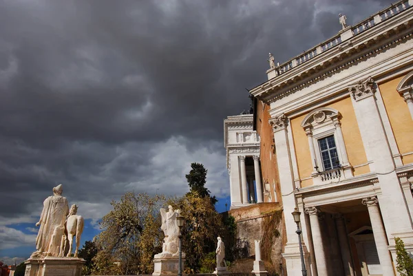 폭풍우 로마에서 기념물에 구름을 — 스톡 사진