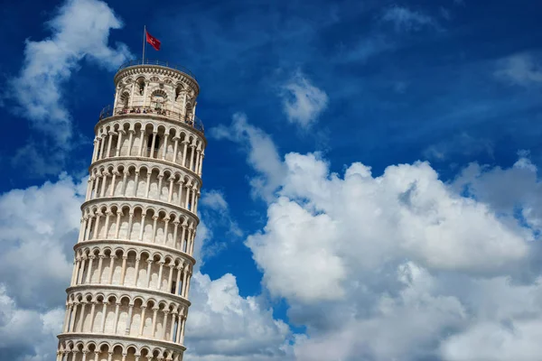 Знаменитая Пизанская Башня Среди Красивых Облаков — стоковое фото