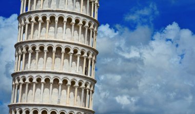 Ünlü Leaning Tower of Pisa (ile kopya alanı güzel bulutlar arasında)