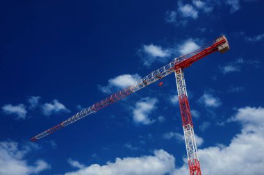 Kırmızı ve beyaz İnşaat Vinç mavi gökyüzü ve bulutlar