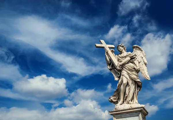 天の空とコピー スペースと聖十字架を持つ天使 ローマの中心部にサンタンジェロ橋の上部に 世紀のバロック様式の傑作 — ストック写真