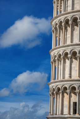 Ünlü Leaning Tower of Pisa (ile kopya alanı güzel bulutlar arasında)
