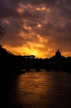 Roma tarihi merkezi St Peter kubbe ile Tiber Nehri'nin üzerinde güzel gün batımı