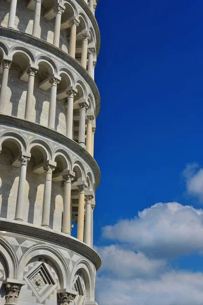 Знаменитая Пизанская Башня Среди Красивых Облаков Копировальным Пространством — стоковое фото