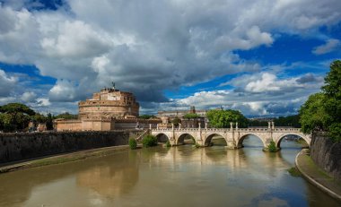Kutsal melek Kalesi ve köprü ile Tiber Nehri'nin Roma'da bir bulutlu gökyüzü altında panoramik