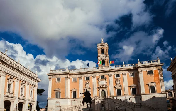 Řím Radnice Staré Věže Hodinami Mezi Mraky Horní Části Capitoline — Stock fotografie