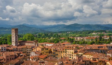 Lucca ortaçağ merkezi ile ünlü Piazza dell'Anfiteatro (anfi tiyatro kare), San Frediano Romanesk bazilika (St Fridianus) ve arka planda Apennines Dağları Panoraması