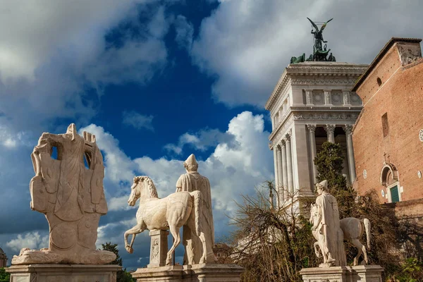 Capitoline Hill Monumentální Zábradlí Starověkých Římských Soch Mraky Historickém Centru — Stock fotografie