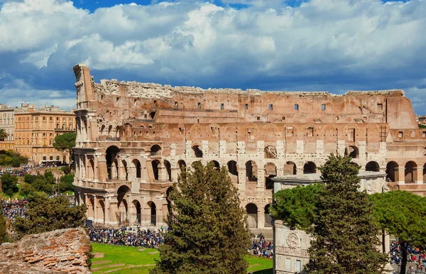 Colosseum Och Arch Constantinus Antika Ruiner Rom Omgiven Turister Sett — Stockfoto