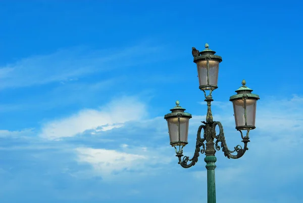 Старая Традиционная Венецианская Уличная Лампа Голубем Наверху Фоне Голубого Неба — стоковое фото