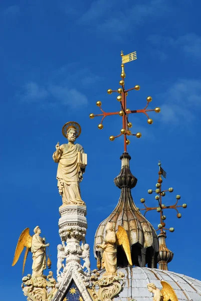 San Marcos Entre Ángeles Estatuas Aguja Gótica Parte Superior Catedral — Foto de Stock