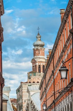 Ünlü Bridge'de Venedik'in tarihi merkezinde Rialto bölgesi
