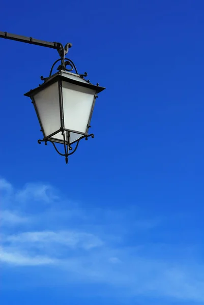 Старомодна Кована Вулична Лампа Проти Блакитного Неба Хмар Копіювальним Простором — стокове фото
