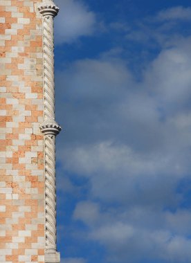 Venedik Gotik mimarisi. Arka plan olarak mavi gökyüzü ve kopya alanı olan Doge Sarayı köşe