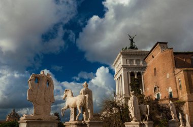 Antik Roma heykel ve bulutlar Roma'nın tarihi merkezi ile Capitoline Tepesi anıtsal korkuluk