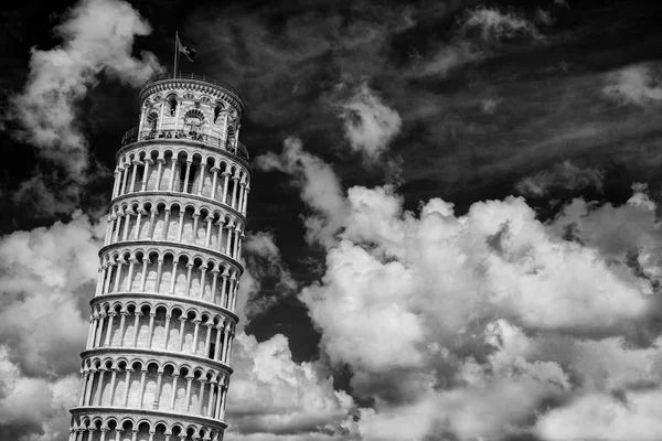 Famosa Torre Inclinada Pisa Entre Belas Nuvens Preto Branco — Fotografia de Stock