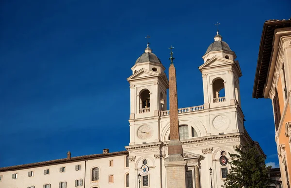 Torres Sineira Gêmeas Igreja Renascentista Trinita Dei Monti Com Obelisco — Fotografia de Stock