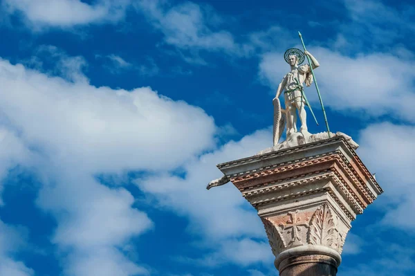 Estátua Medieval São Teodoro Com Lança Bronze Escudo Pisoteando Dragão — Fotografia de Stock