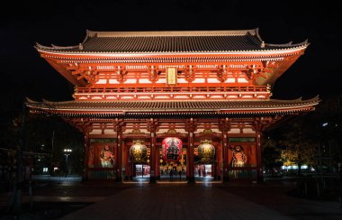 29 Kasım 2017 - Tokyo, Japonya, Japonya için dua ediyorum. Hozomon (Hazine-evin kapısı) Asakusa entrace f Senso-ji Budist tapınağında gece görünümü
