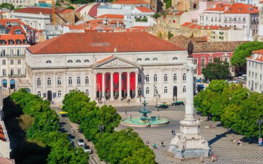 Lizbon, Portekiz, 21 Ekim 2015 - Ulusal Tiyatro ve sütun, Predo Sant Justa Panoramik Asansör gördüm IV Rossio Meydanı