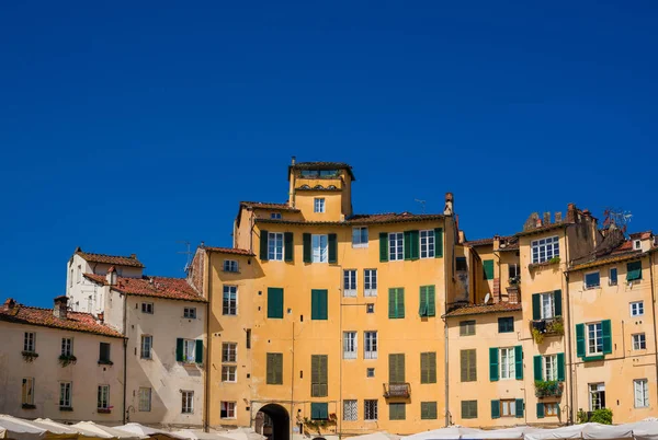 Lucca, İtalya, antik Roma arena inşa edilmiş evleri ile 19 Nisan 2018 - Lucca tarihi merkezi ünlü Piazza dell'Anfiteatro (amfi tiyatro kare) Harabeleri