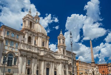 Piazza Navona Meydanı güzel Barok kilise ve ünlü Roma'nın tarihi merkezi dört ırmak Çeşmesi