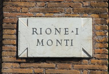 Bir tuğla duvara 'Rione Monti', ilk ve en eski bölgesi Roma'nın tarihi merkezinde, eski mermer levha yol olarak imzala