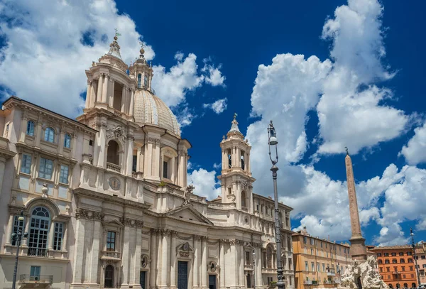 Piazza Navona Meydanı güzel Barok kilise ve ünlü Roma'nın tarihi merkezi dört ırmak Çeşmesi
