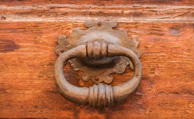 Çok eski Ferforje tokmağı yıpranmış bir ahşap kapı