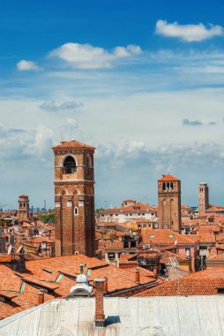 Venedik tarihi merkez manzarası Rialto pazarı District üzerinde eski çan kulelerinin ve bulutlar