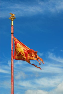 Saint Mark rüzgarla (kopya alanı içinde çırpınan aslan ile eski Venedik Cumhuriyeti bayrağı)