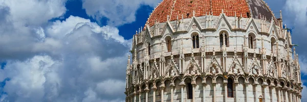 Vista Pisa Batistério Cúpula Medieval Gótica Entre Nuvens — Fotografia de Stock