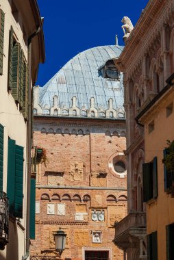 Palazzo della Ragione (neden Sarayı), Padua Antik Ortaçağ Belediye Binası ve 14. yüzyılda, tarihi şehir merkezini dar bir sokakta görüldü tamamlandı Adalet Sarayı