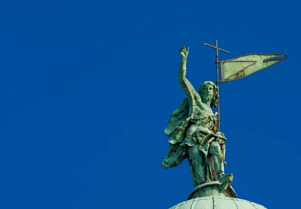 Cristo Redentor Con Santa Cruz Bandera Estatua Bronce Cima Iglesia — Foto de Stock