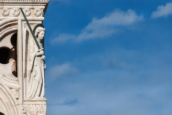 Arcángel Miguel Antigua Estatua Medieval Que Sostiene Espada Santa Plaza — Foto de Stock