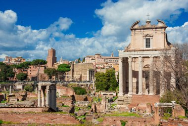 Roma, İtalya, 1 Nisan 2018 - Roma'da gezi. Roman Forum antik kalıntılar turist ziyaret