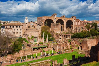 Roma, İtalya, 1 Nisan 2018 - Roma'da gezi. Roma Bazilikası Maxentius ve evin Vestilleri antik kalıntıları ile turistler tıkla