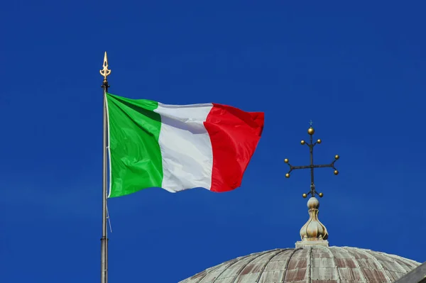 Religion Och Politik Italien Italienska Flaggan Fladdrar Vinden Nära Kristen — Stockfoto