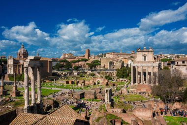 Roma, İtalya, 1 Nisan 2018 - Roma'da gezi. Roman Forum antik kalıntılar turist ziyaret